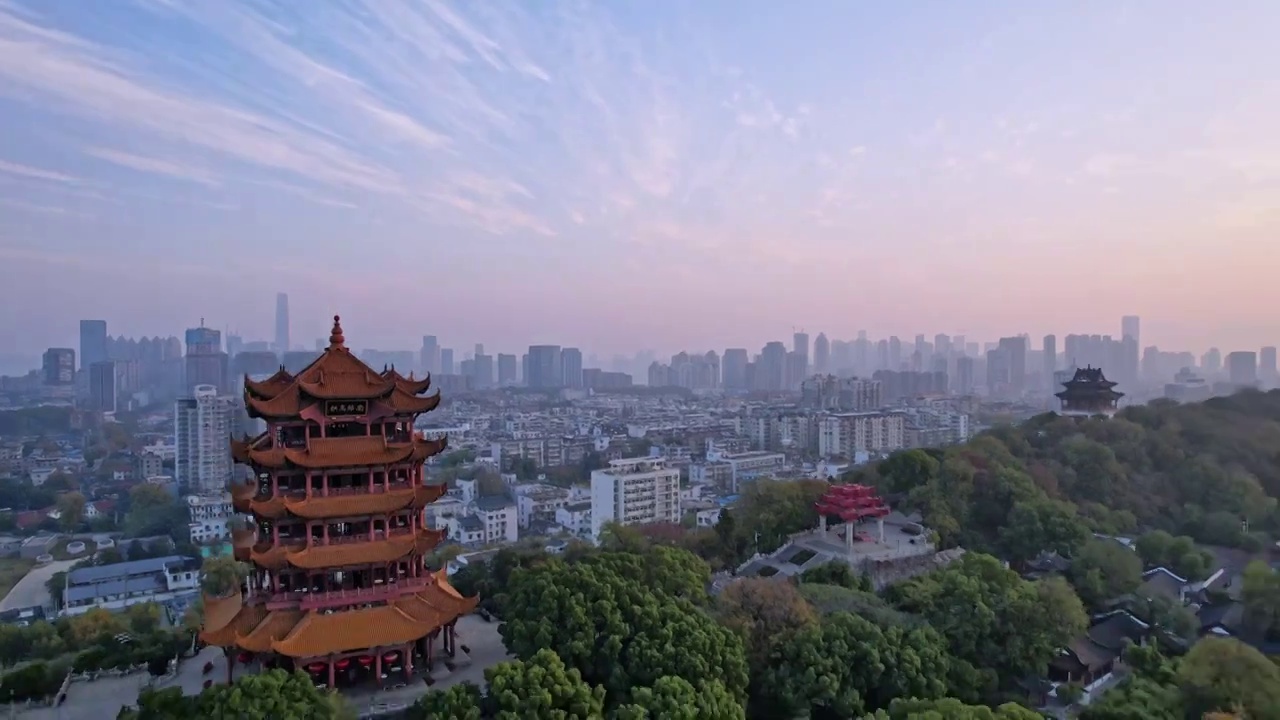 航拍中国湖北武汉黄鹤楼和城市天际线风光视频素材