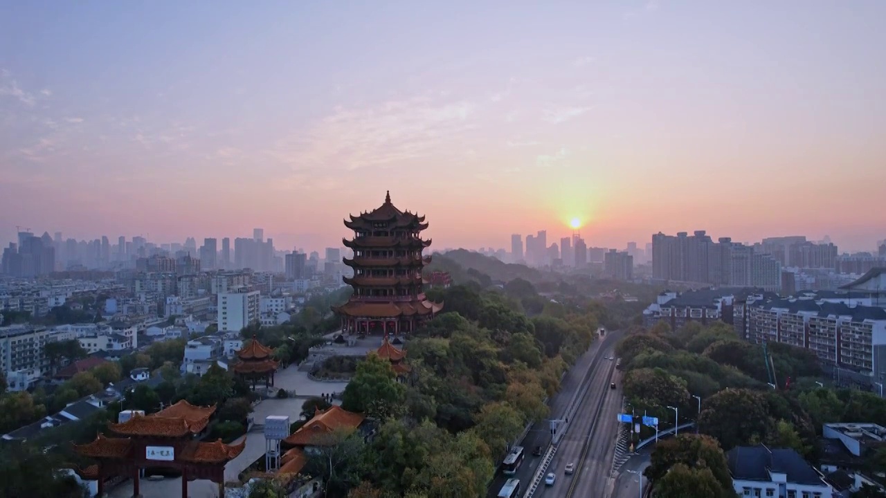 航拍中国湖北武汉黄鹤楼和城市天际线风光视频素材