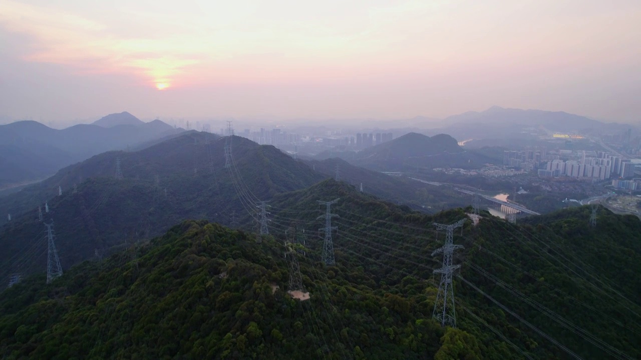 夕阳下山上电网电力塔航拍视频素材