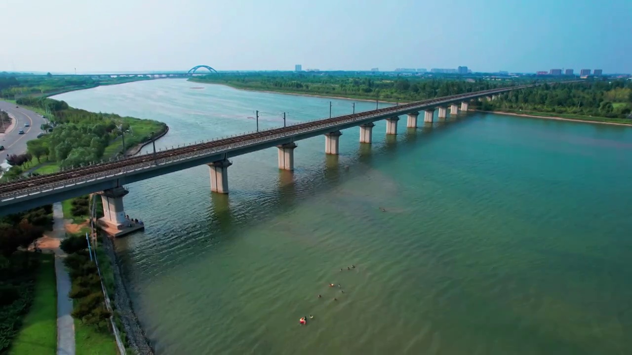 滹沱河上的高铁列车视频素材