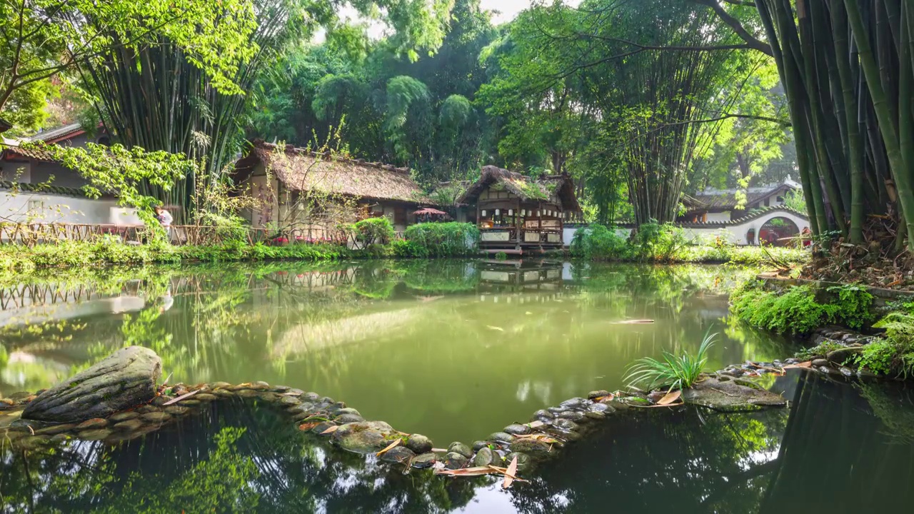 成都杜甫草堂白昼晴天草屋和小湖竹林延时摄影视频素材