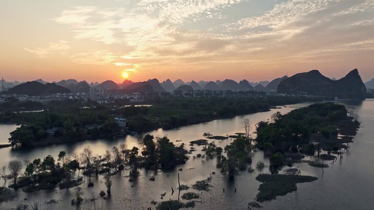 秋天夕阳下桂林漓江岸边的城市风光视频素材