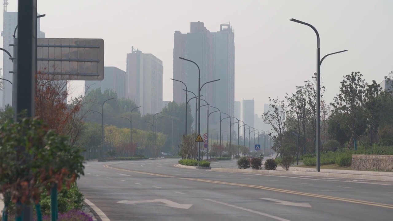 阴天城市道路路口视频素材