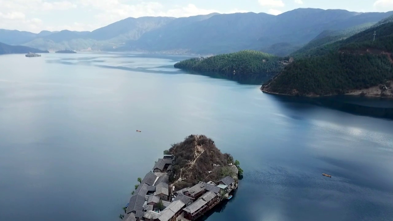 前推航拍泸沽湖里格半岛碧水蓝天远山视频素材