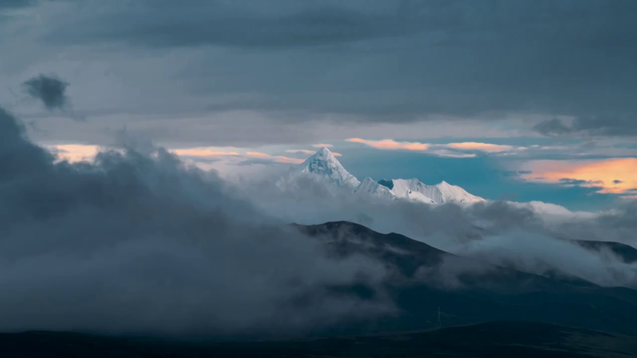 贡嘎雪山日照金山云海云雾缭绕 4k延时摄影视频素材