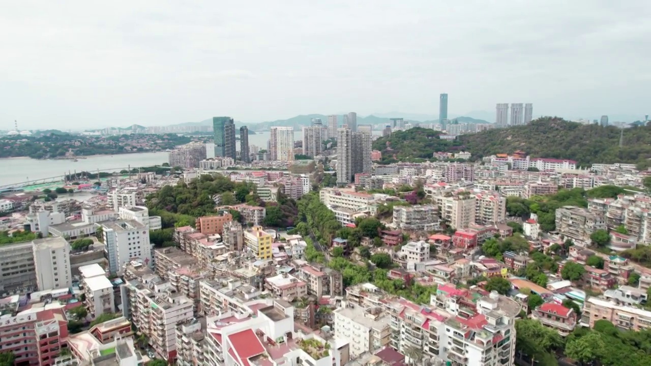 厦门厦港上空航拍直飞向成功大道阴天视频下载