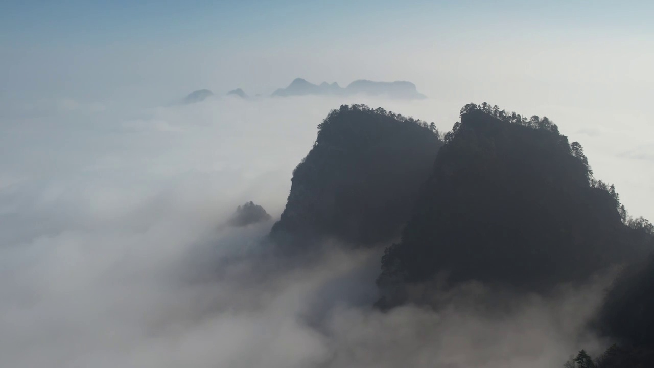 4K航拍中国湖北十堰武当山道观和云海风光视频素材