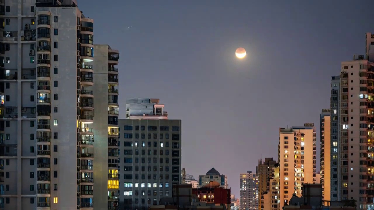 厦门城市夜景与月亮延时摄影视频素材