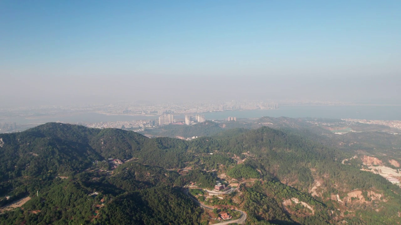 厦门蔡尖尾山顶上空飞向海沧北城区视频素材