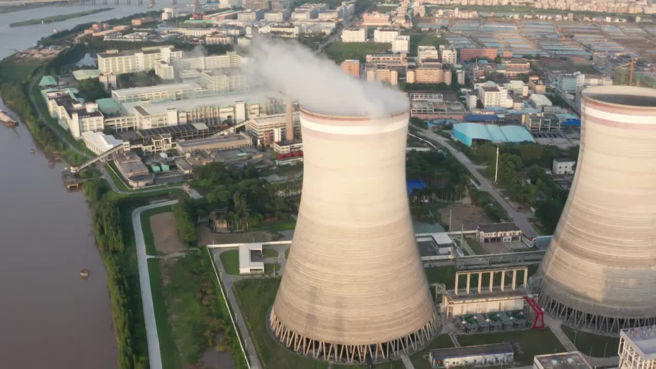 夕阳下的电厂视频素材