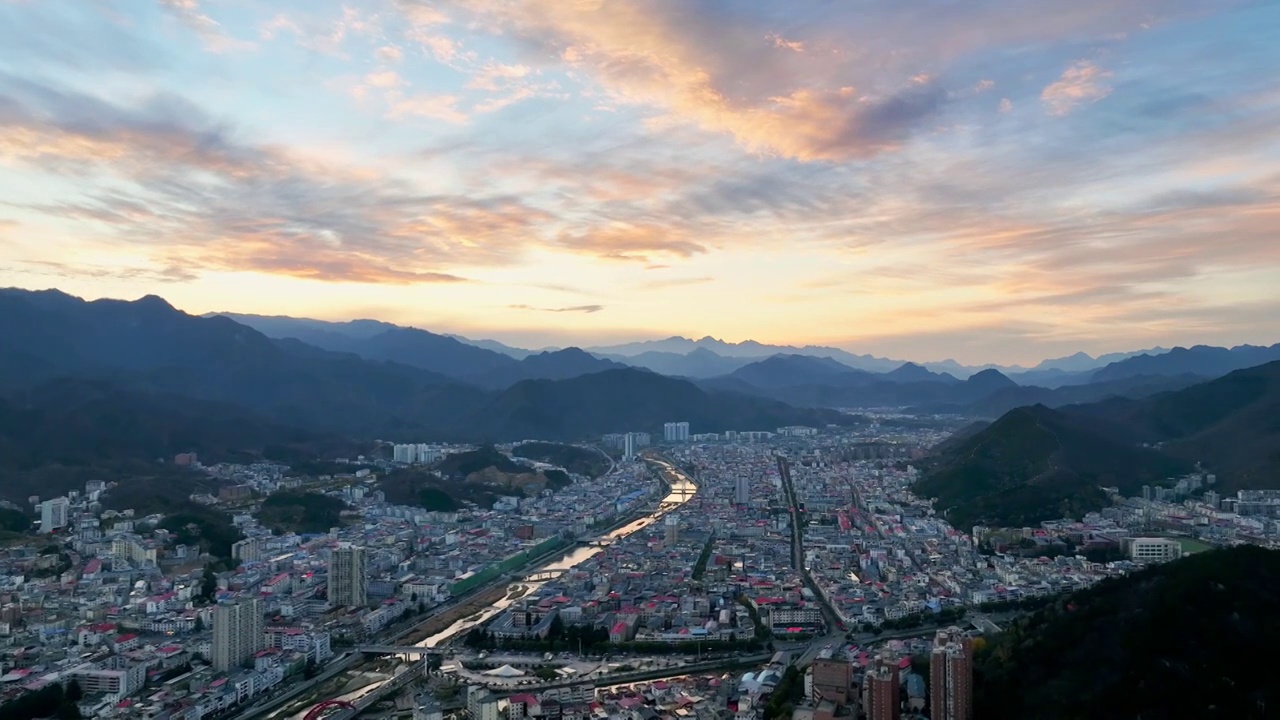 冬季夕阳天际线城镇视频素材