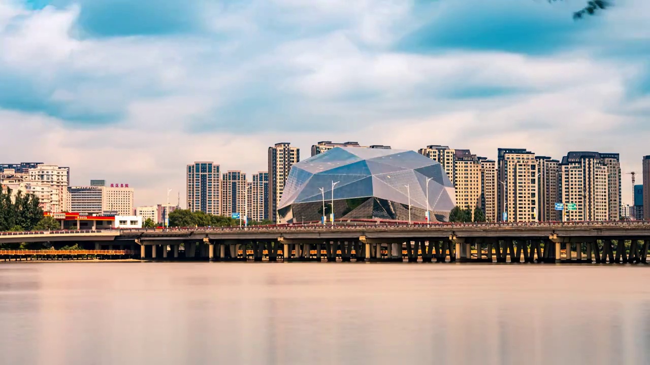 中国辽宁沈阳浑河岸边城市建筑蓝天白云延时视频素材