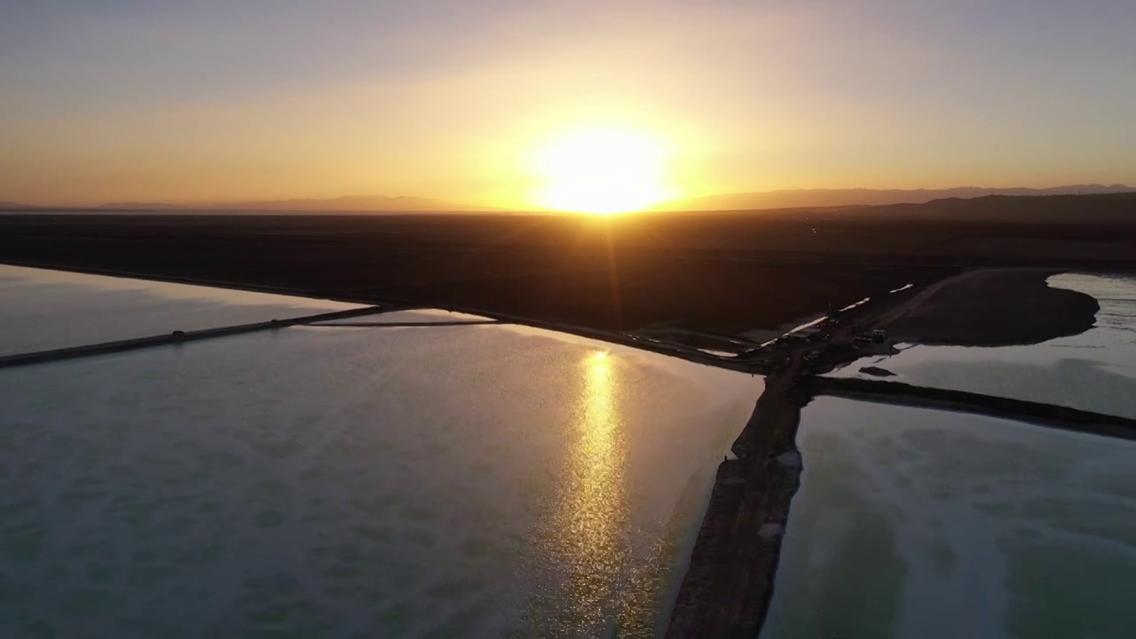 日落时的湖泊，湖泊的晚霞，平静湖面上的夕阳视频素材