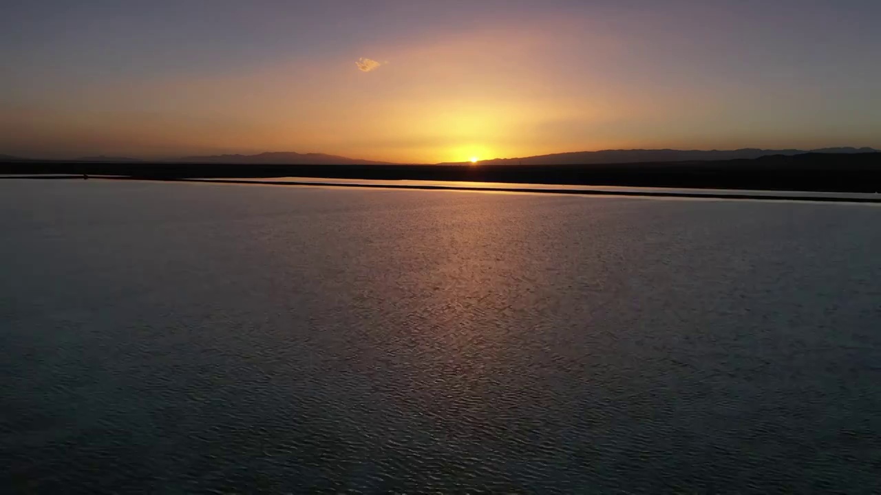 日落时的湖泊，湖泊的晚霞，平静湖面上的夕阳视频素材