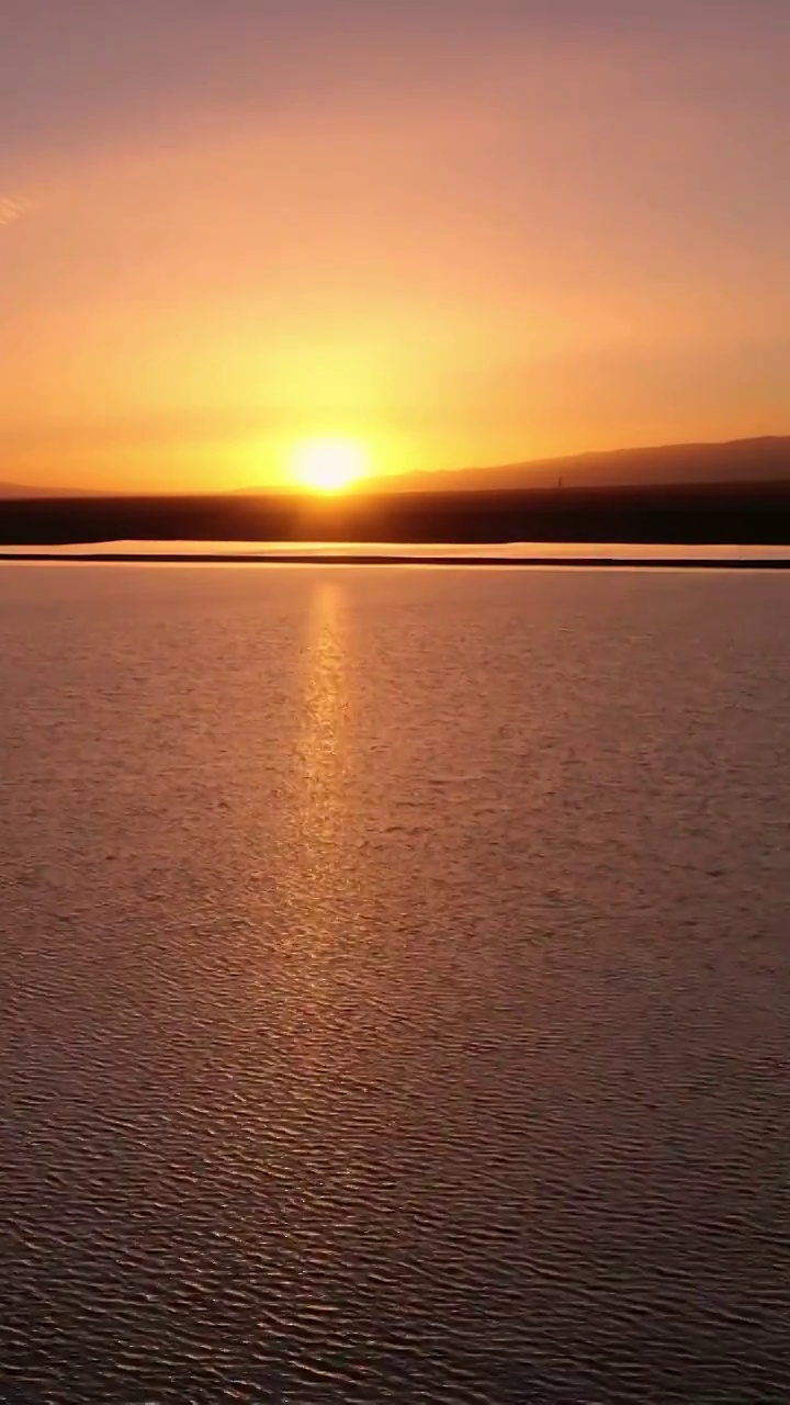 日落时的湖泊，湖泊的晚霞，平静湖面上的夕阳视频素材