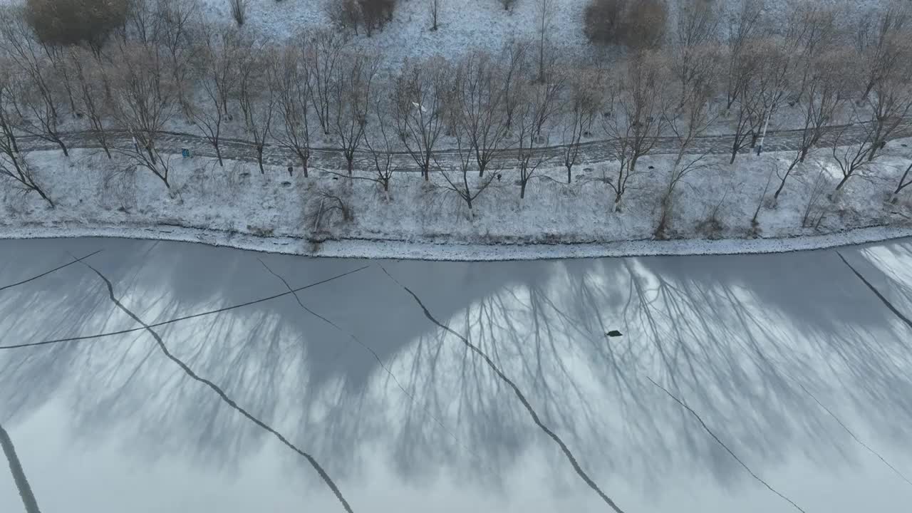 冬季冰冻白雪覆盖湖泊视频素材