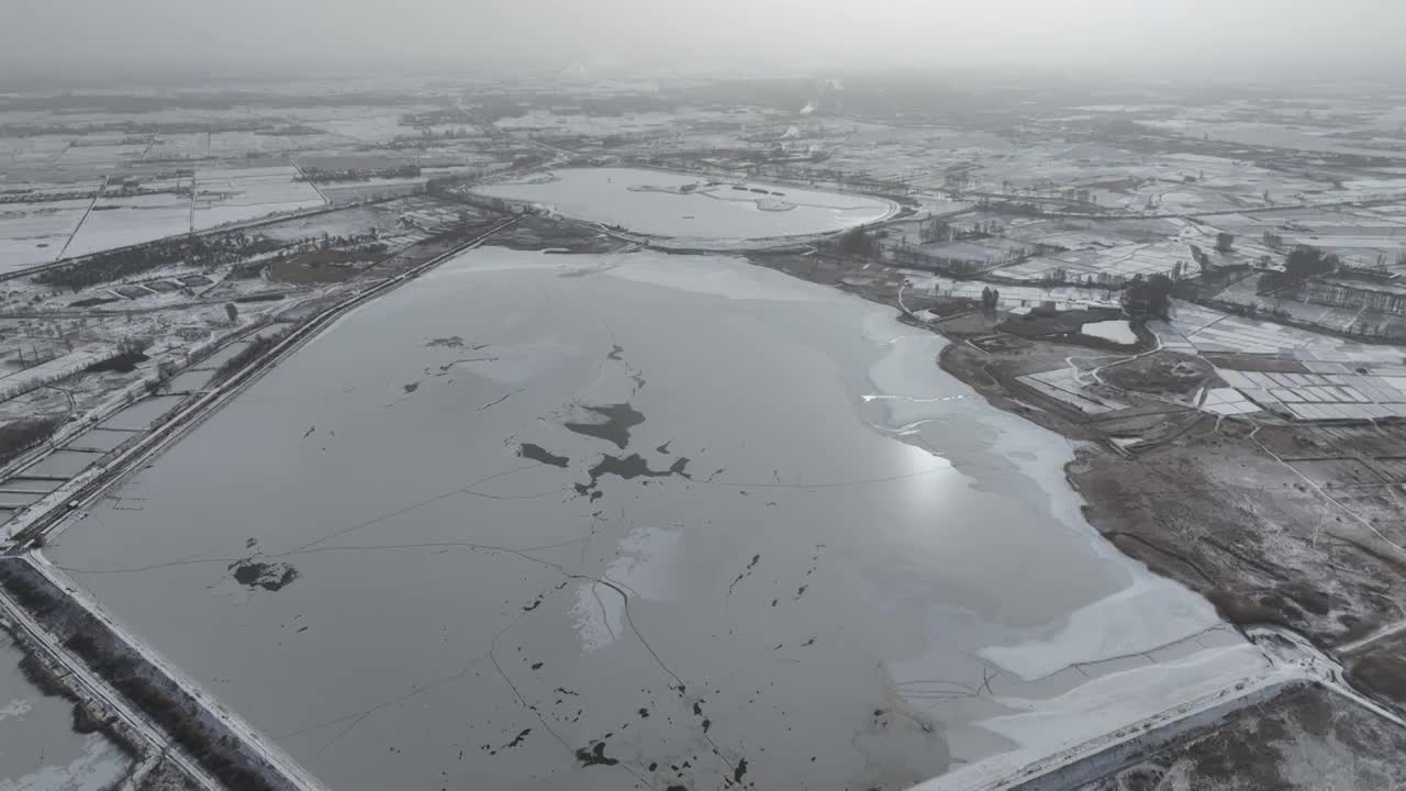 冬季冰冻白雪覆盖湖泊视频素材