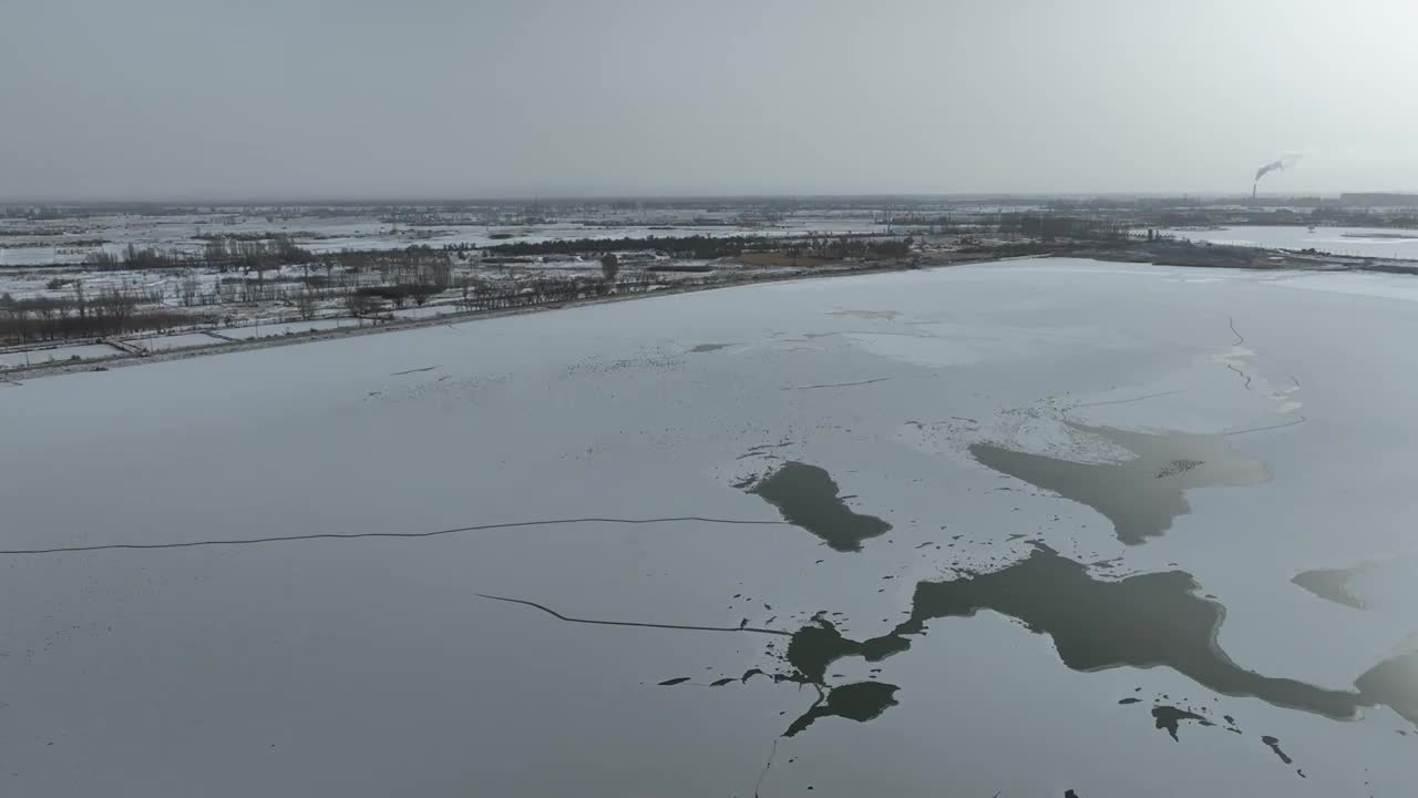 冬季冰冻白雪覆盖湖泊视频素材