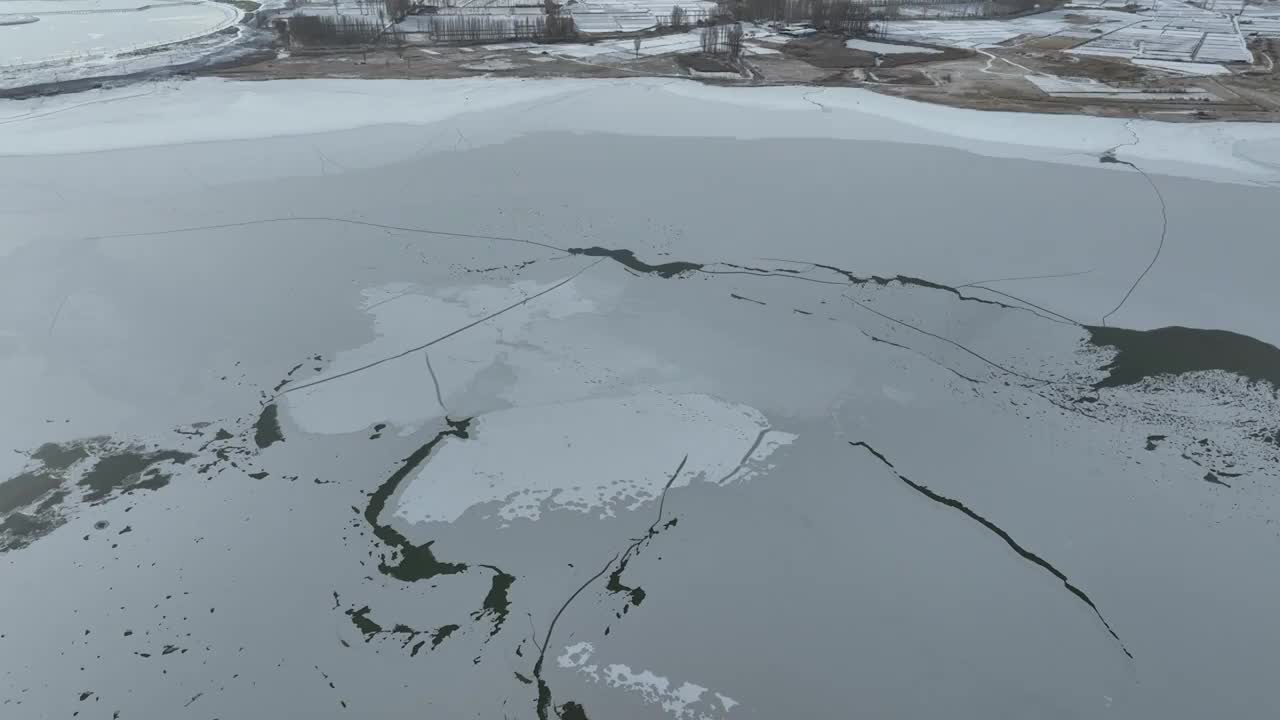 冬季冰冻白雪覆盖湖泊视频素材