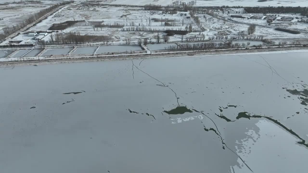 冬季冰冻白雪覆盖湖泊视频素材