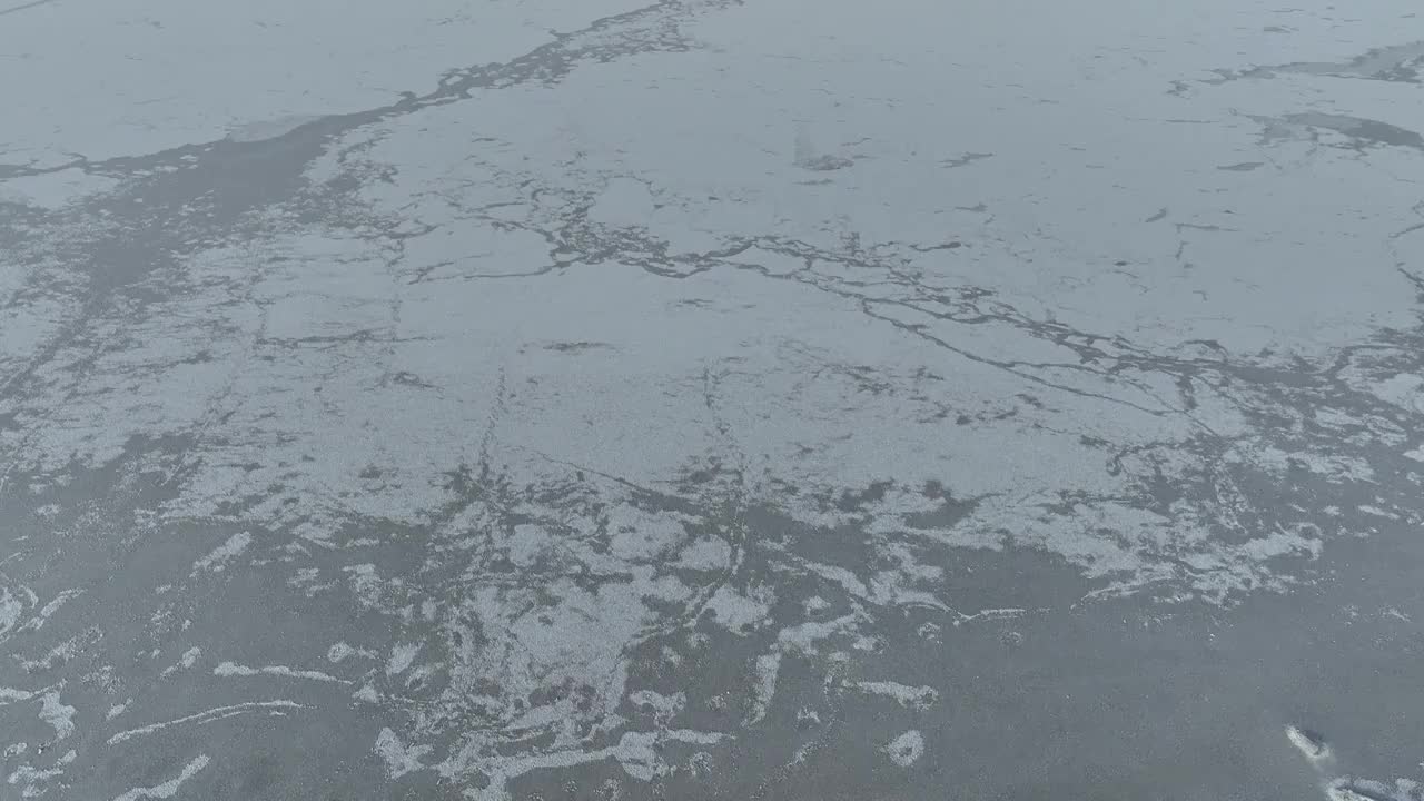 冬季冰冻白雪覆盖湖泊视频素材