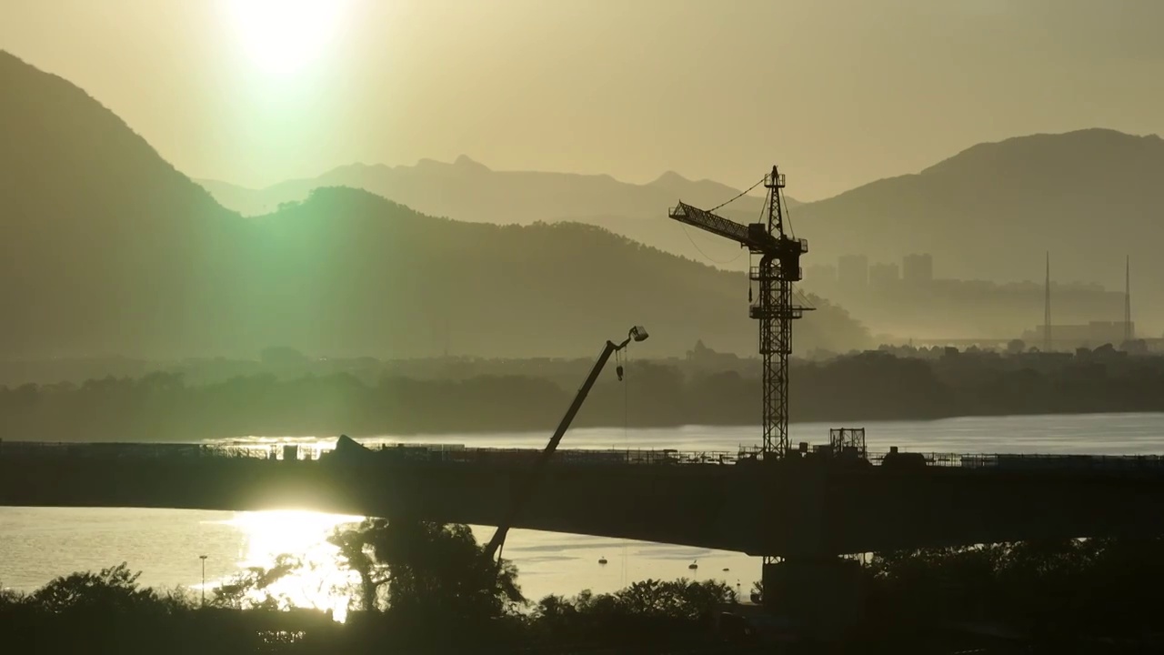 夕阳下，五虎山脚，地铁工地，高架桥合拢视频素材