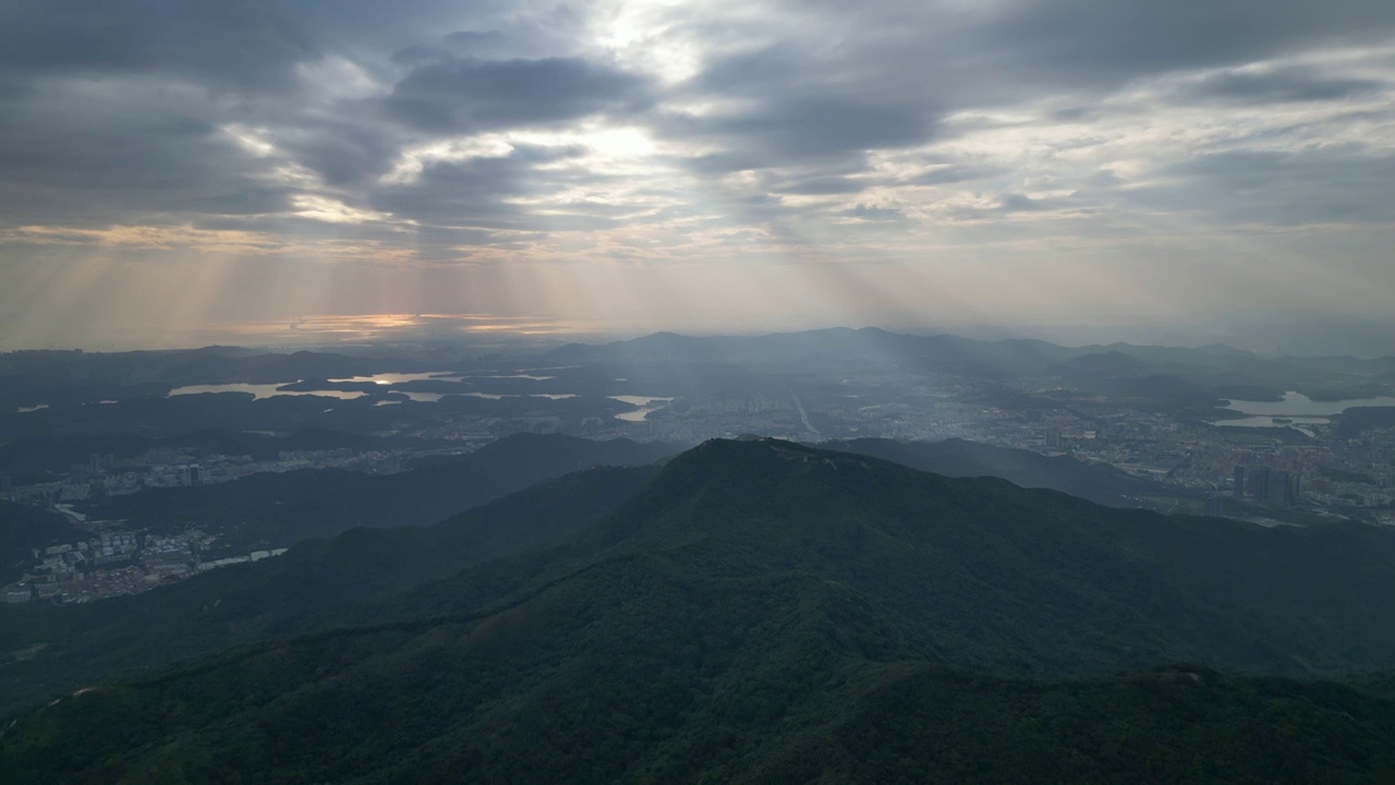 深圳阳台山森林公园丁达尔耶稣光视频素材