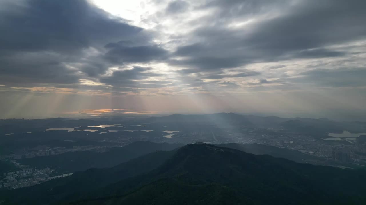 深圳阳台山森林公园丁达尔耶稣光视频素材