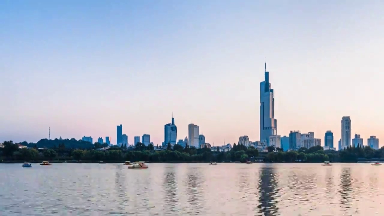 中国江苏南京紫峰大厦和玄武湖上的游船延时摄影航拍夜景视频素材