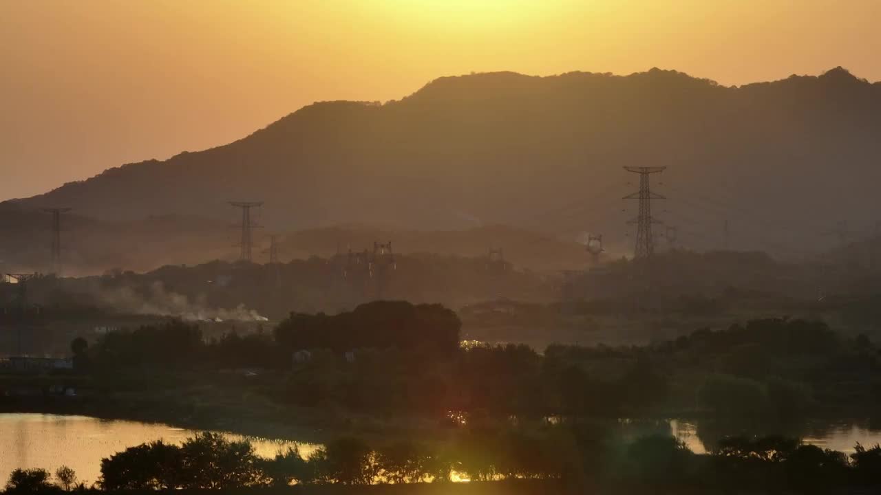 夕阳下的乡村电线塔视频素材