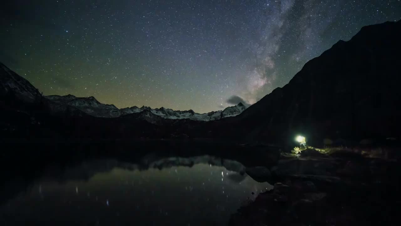 四川省甘孜州丹巴县葫芦海雪山星空银河延时摄影视频素材