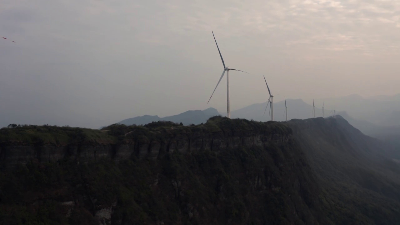 4K30P重庆武隆赵云山风轮机日出航拍视频视频素材