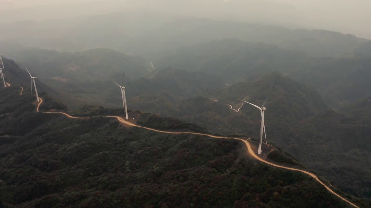 4K30P重庆武隆赵云山风轮机日出航拍视频视频素材