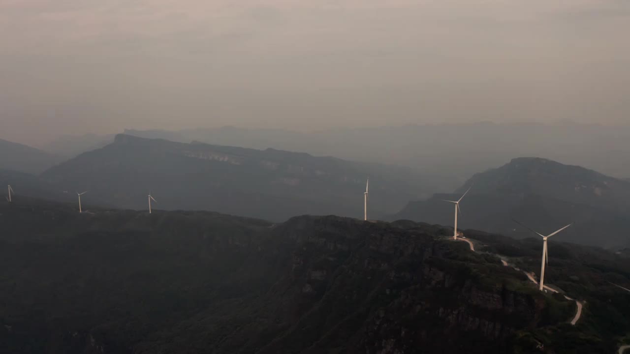 4K30P重庆武隆赵云山风轮机日出航拍视频视频素材