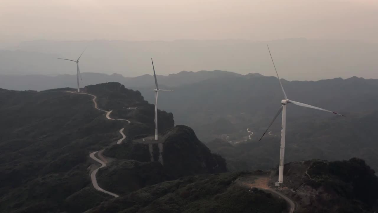 4K30P重庆武隆赵云山风轮机日出航拍视频视频素材