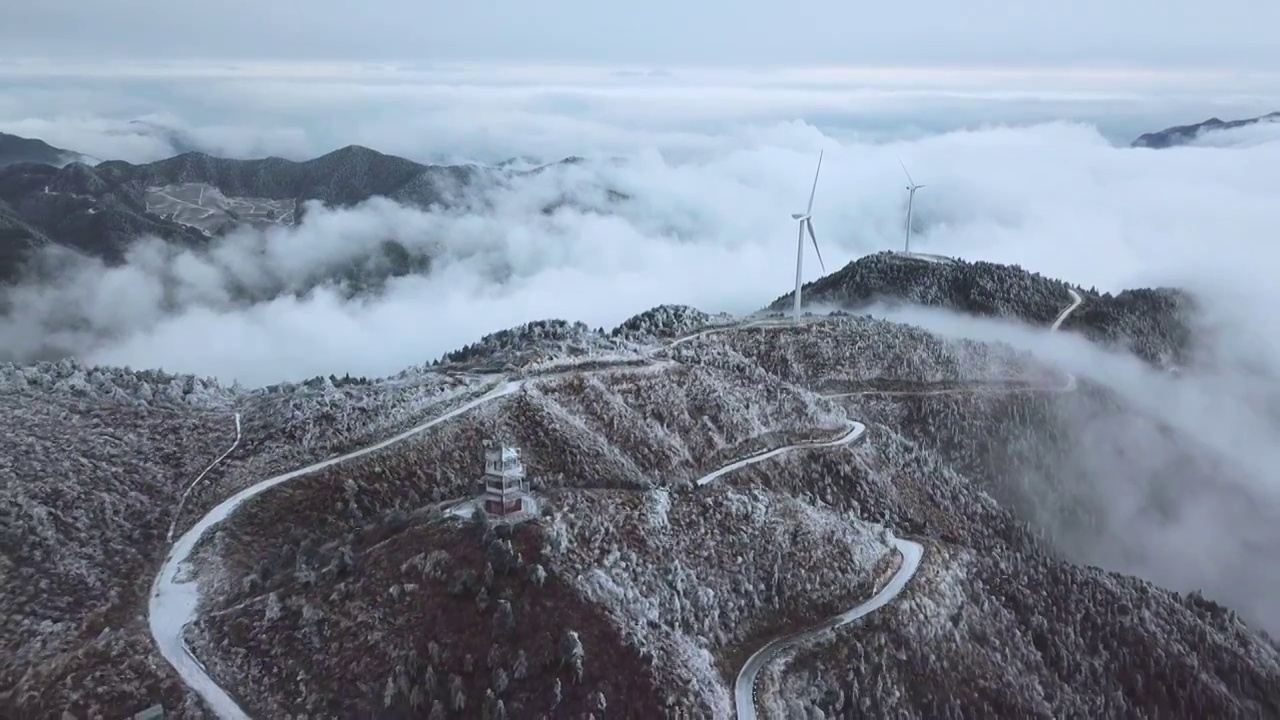 白鹤尖风力发电大雪视频素材