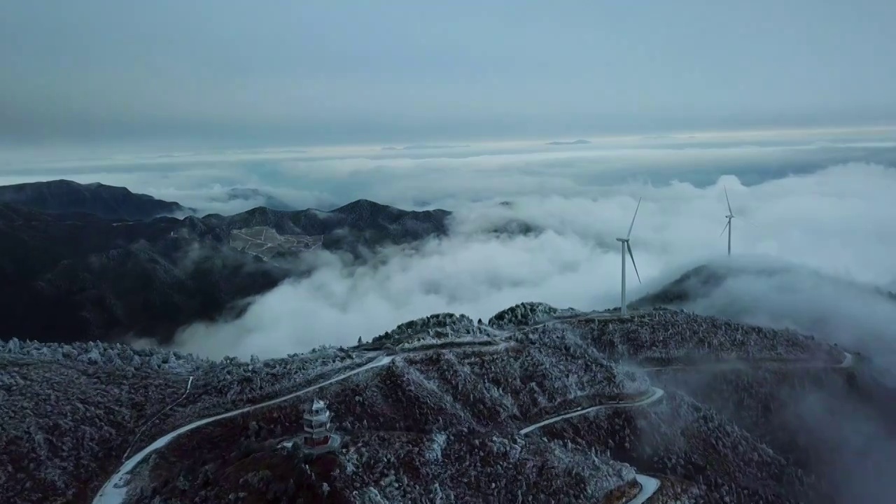 白鹤尖风力发电大雪视频素材