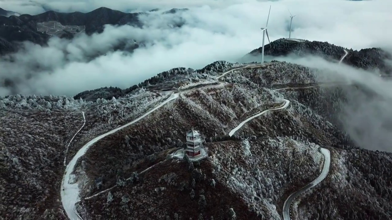 白鹤尖风力发电大雪视频素材