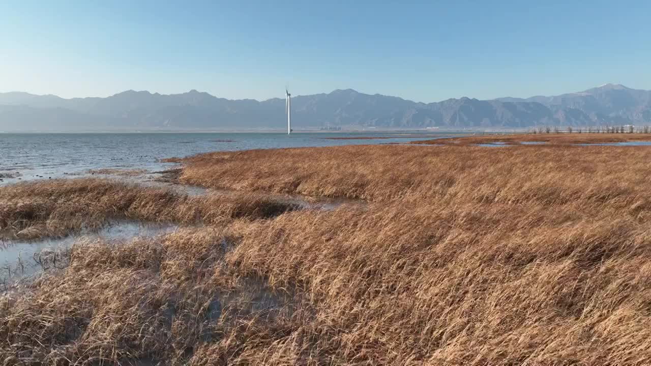 北京延庆官厅水库的风力发电机视频下载