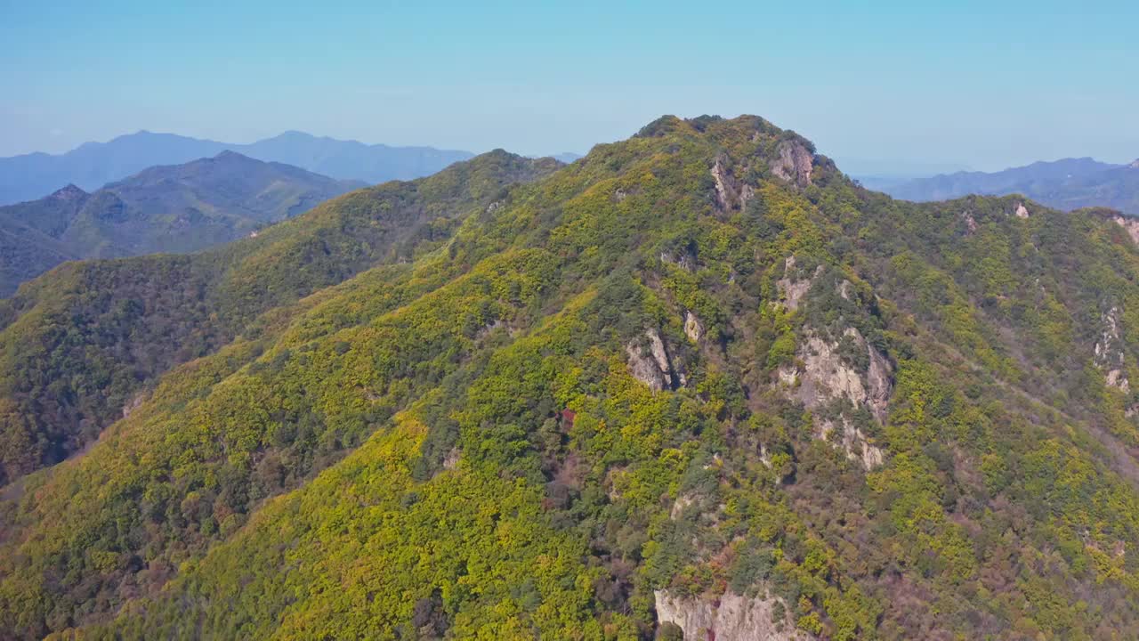 夏天，山峰的航拍视角，绿色的群山视频素材