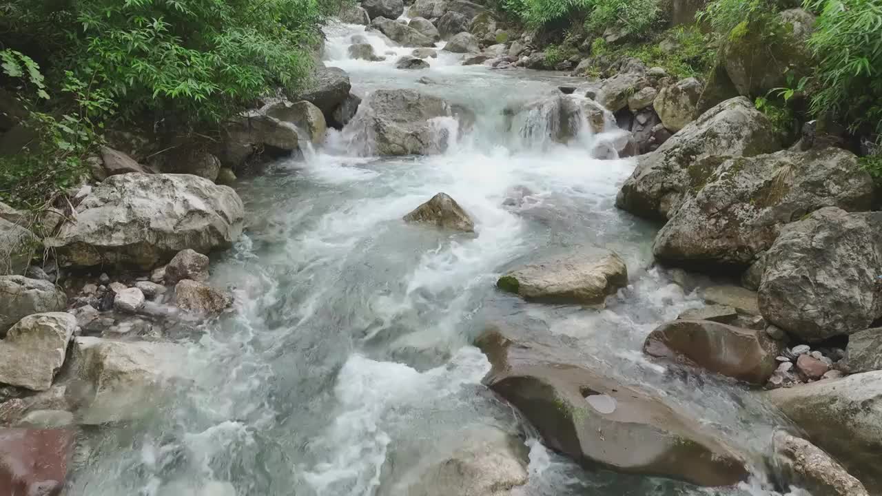 高山峡谷崇州市九龙沟溪石流水视频素材