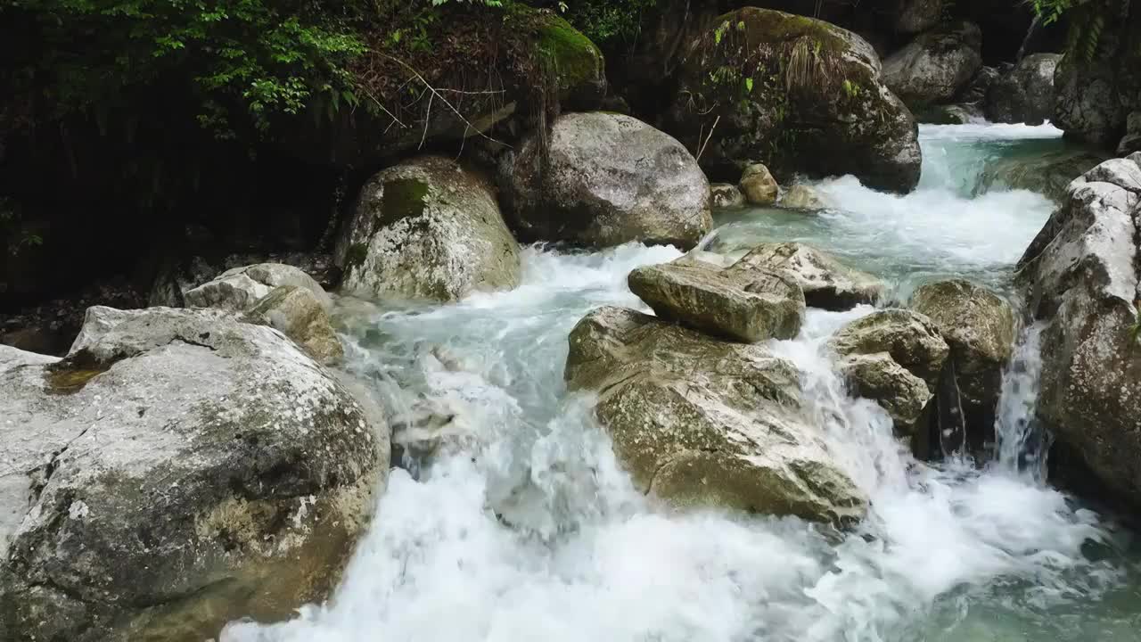 高山峡谷崇州市九龙沟溪石流水视频素材