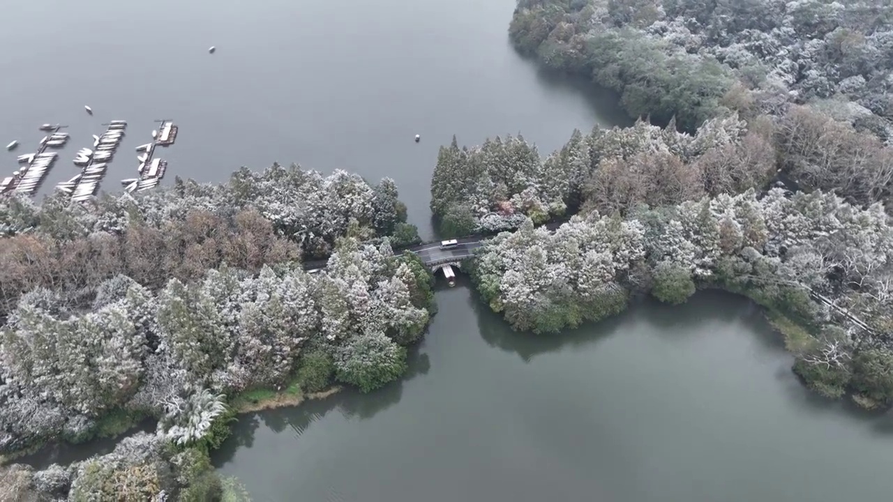 航拍杭州西湖杨公堤白昼雪景视频素材