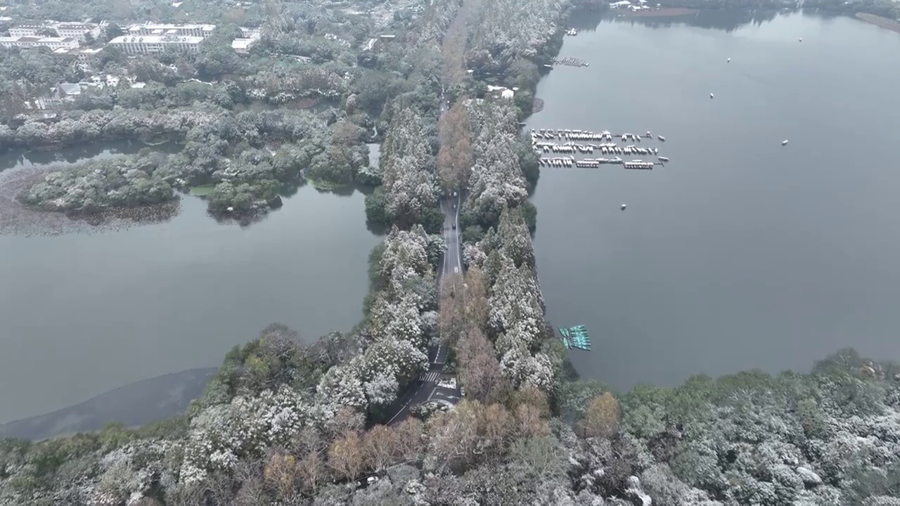 航拍杭州西湖杨公堤白昼雪景视频素材