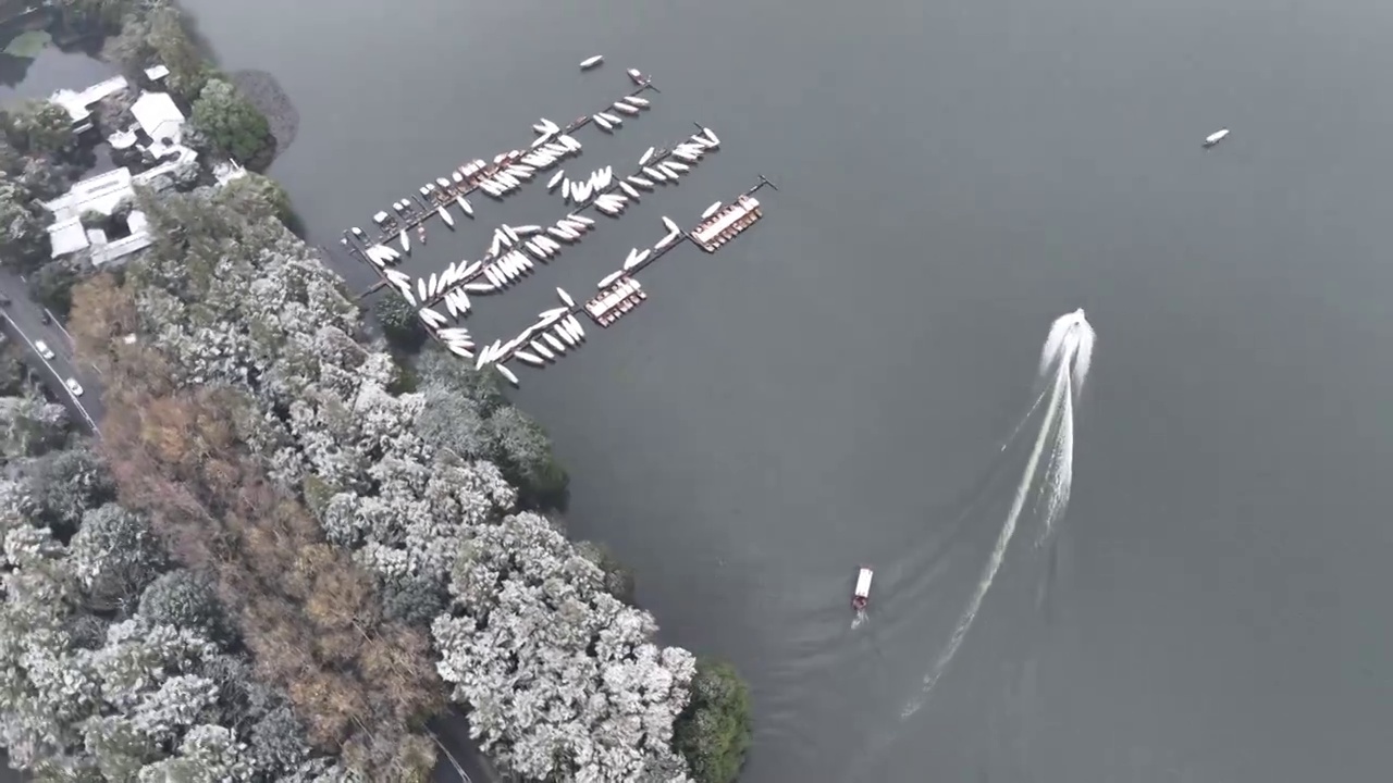 航拍杭州西湖杨公堤白昼雪景视频素材