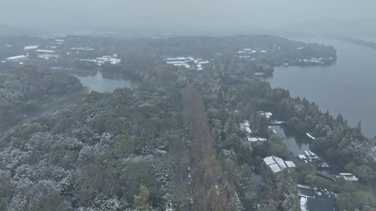 航拍杭州西湖杨公堤白昼雪景视频素材