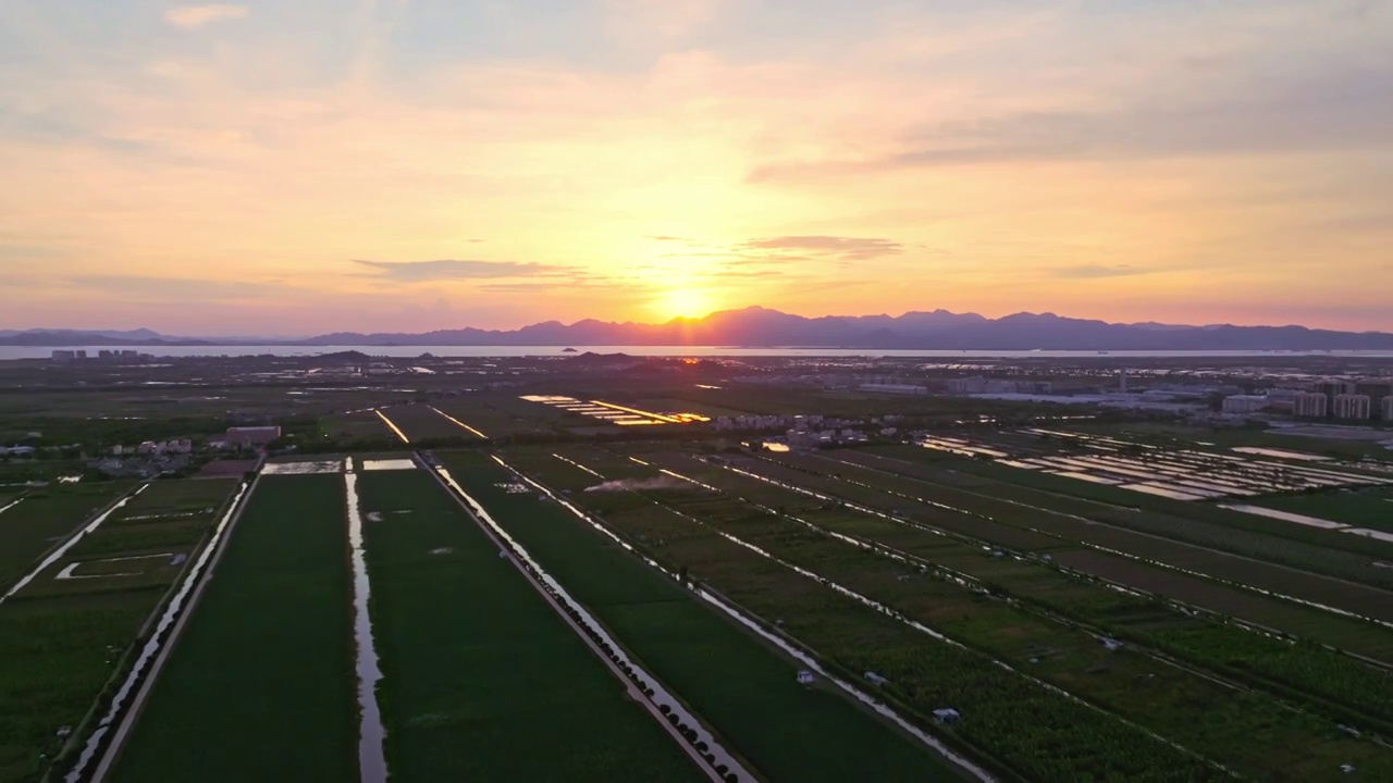 群山日落唯美乡村夕阳黄昏傍晚天空晚霞视频素材