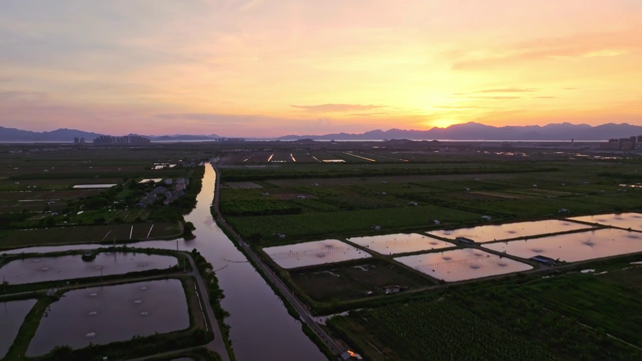 群山日落唯美乡村夕阳黄昏傍晚天空晚霞视频素材