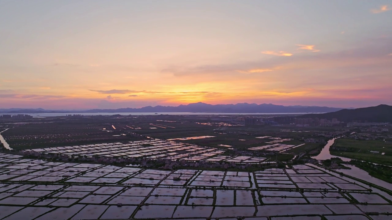 群山日落唯美乡村夕阳黄昏傍晚天空晚霞视频素材