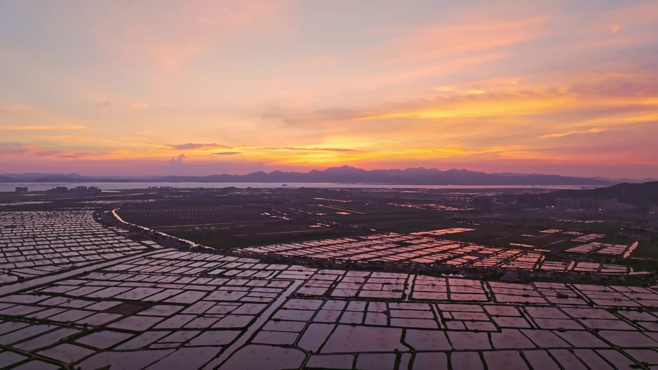 群山日落唯美乡村夕阳黄昏傍晚天空晚霞视频素材